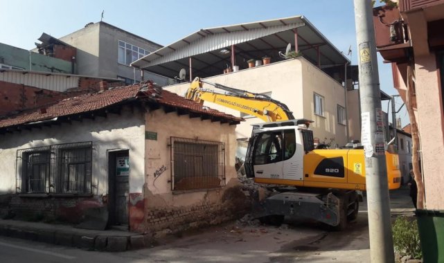 Tehlike arz eden metruk bina yıkıldı