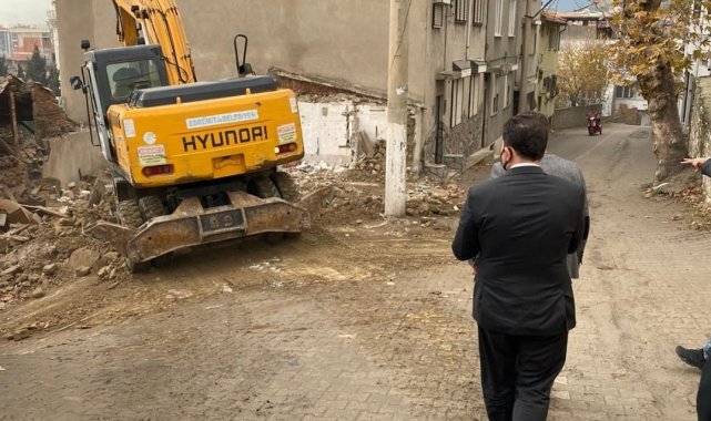 Tehlike arz eden metruk binalar yıkılıyor