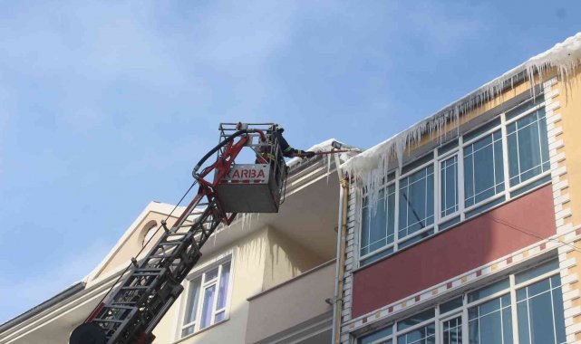 Tehlike saçan buz kütleleri temizlendi