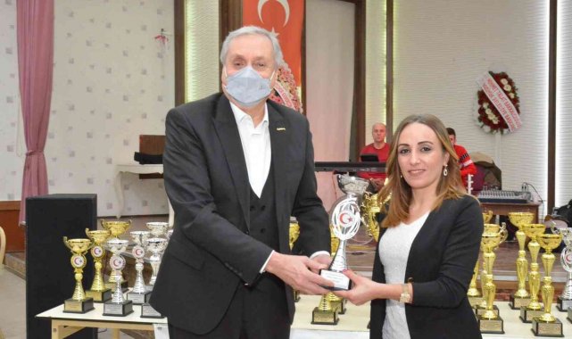 Tek kadın yarışmacının 'Posta' güvercini 200 kilometre uçarak birinci oldu