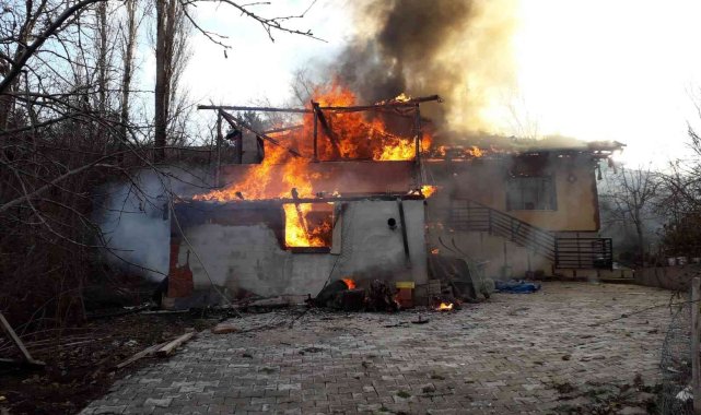 Tek katlı ev alevlere teslim oldu