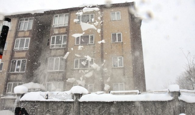 Tek katlı evler ve yön tabelaları kara gömüldü