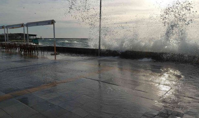 Tekirdağ'da şiddetli lodos: Dev dalgalar sahile akıyor