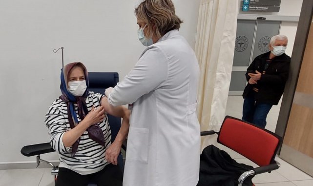 Tekirdağ'da yerli aşıya ilgi büyük: Yerli ve milli aşıyı yapmanın mutluluğunu yaşıyorlar