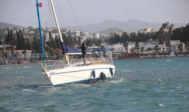 Tekne karaya oturdu, kayıklar su aldı