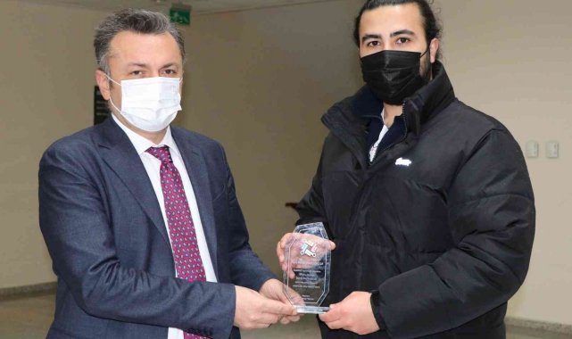 TEKNOFEST ödüllü takımdan Rektör Prof. Dr. Kemal Şenocak'a plaket