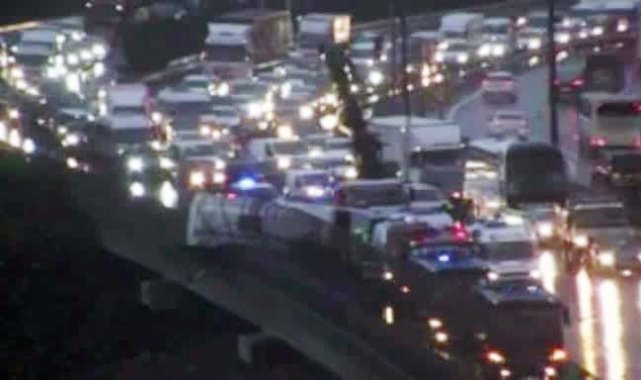 TEM Otoyolu Mahmutbey Viyadüğü'nde cezaevi aracı devrildi: 1 mahkum, 6 asker yaralı