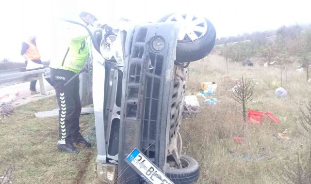 TEM'de hafif ticari araç şarampole devrildi: 1 ölü, 1 yaralı