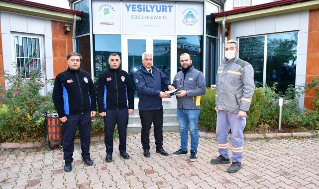 Temizlik görevlisi, yerde bulduğu cüzdanı sahibine teslim etti
