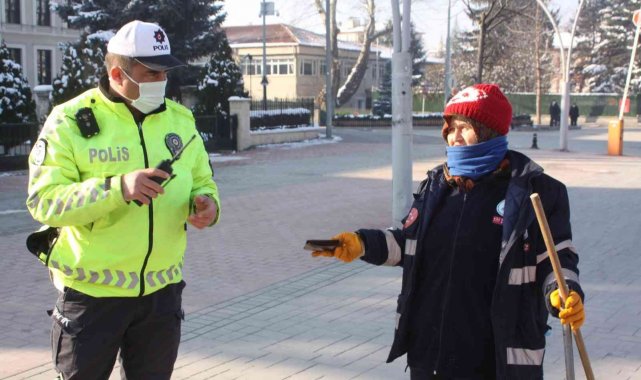 Temizlik işçisi bulduğu para dolu cüzdanı polise teslim etti