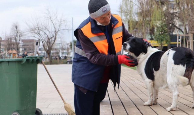 Temizlik işçisi ile köpeğin yürekleri ısıtan dostluğu