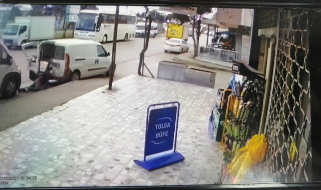 Terlikle kullandığı servisin frenine basamayınca dehşet saçtı