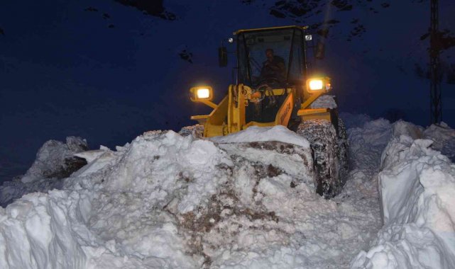 Termometreler eksi 25 dereceyi buldu, ekipler iş makineleri donmasın diye aralıksız çalışıyor
