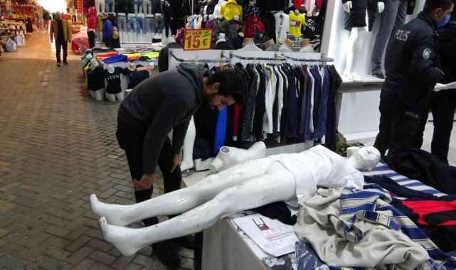 Tezgahtakilerle yetinmeyip mankeni bile soydular