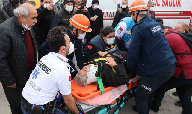 Ticari taksiyle çarpışan cipte sıkışan yolcuyu itfaiye kurtardı