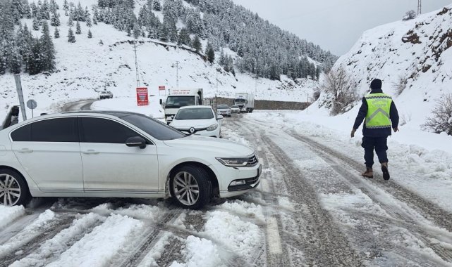 Tipi nedeniyle kapanan yol 11 saatlik çalışmayla açıldı