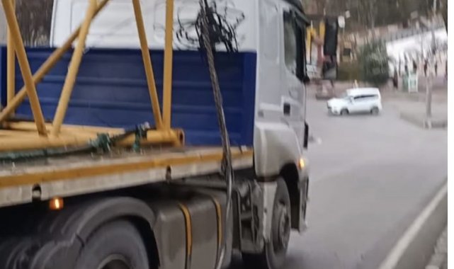Tır elektrik tellerini kopardı, tehlikeye davetiye çıkardı