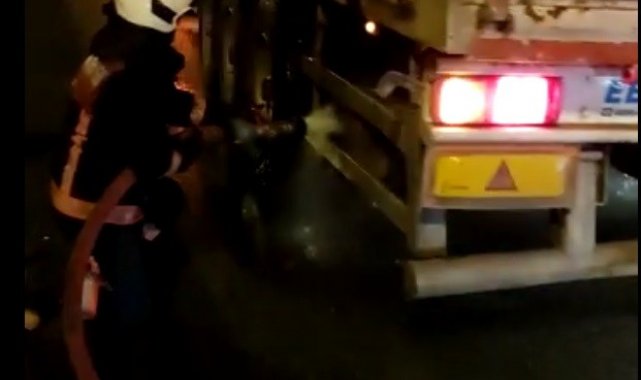 Tır yanmaktan son anda kurtarıldı
