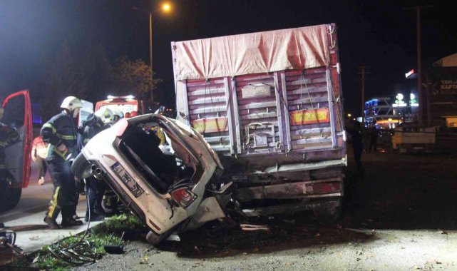 Tırın altına giren otomobil kağıt gibi ezildi: 3 ölü