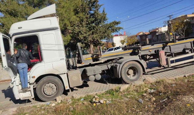 Tırın çarptığı anne ve bebeği yaralandı