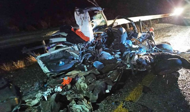 Tırın çarptığı otomobil hurdaya döndü: 1 ölü, 1 yaralı