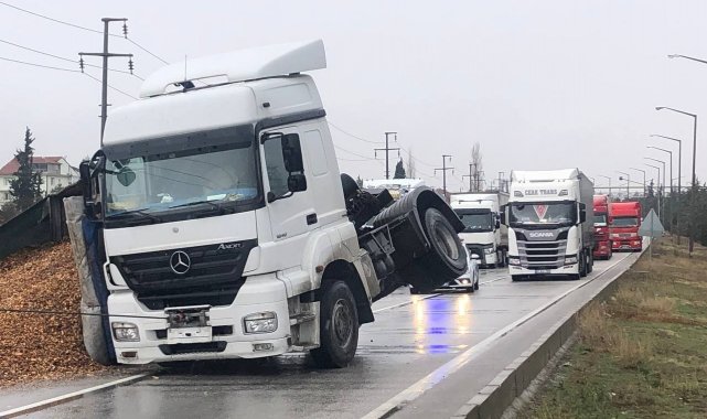 Tırın dorsesi devrildi, çevreyolu trafiğe kapatıldı
