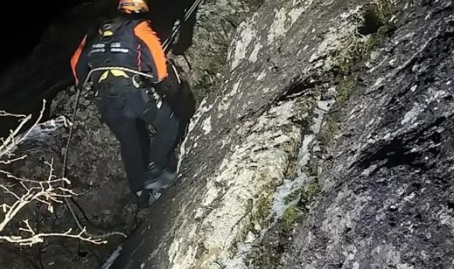 Tırmandığı kayanın üstünde mahsur kalan kişi kurtarıldı