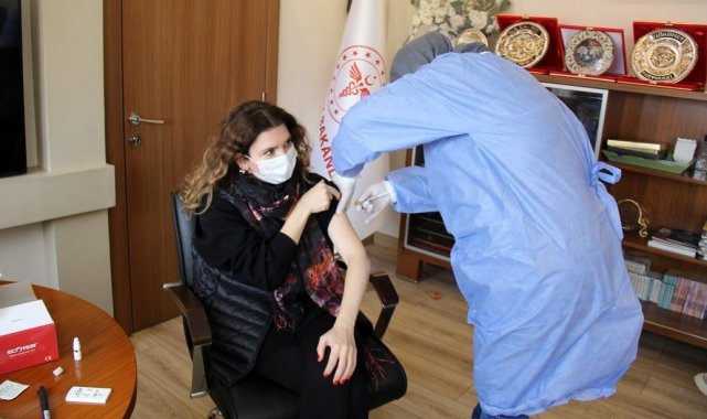 Tiyatrocular üçüncü doz aşılarını Erzincan'da vuruldu