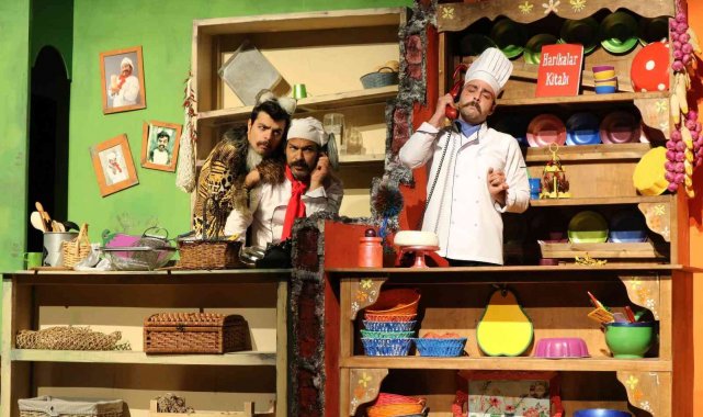 Tiyatroyu dolduran çocuklar "harikalar mutfağı" neşeli gözlerle izledi