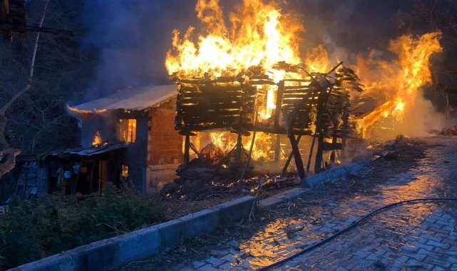 Tokat'ta 3 samanlık ile 1 ahır alevlere teslim oldu