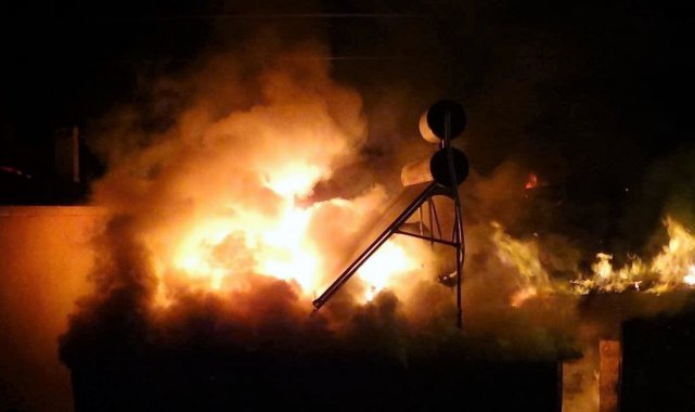 Tokat&#039;ta iki katlı ev alev alev yandı