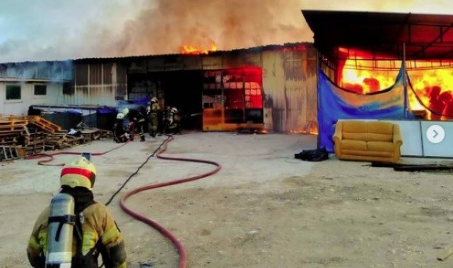 Tonlarca malzeme olan depo alevlere teslim oldu