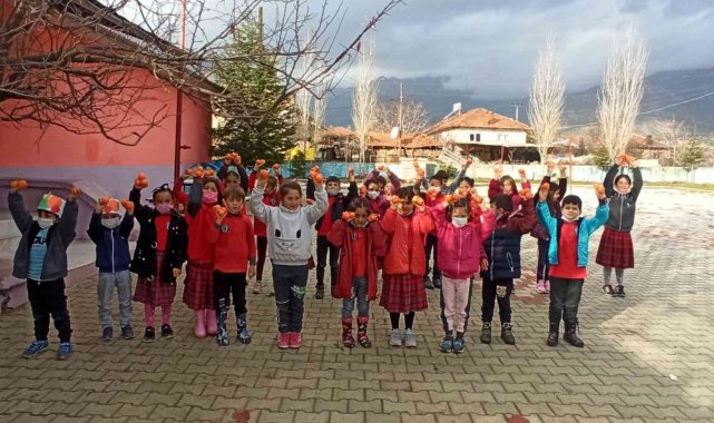 Topladıkları mandalinaları, Antalya'daki yaşıtları ile paylaştılar