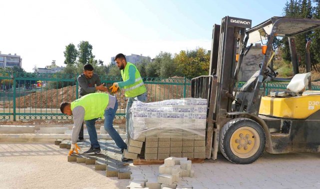 Toroslar Belediyesi, ilçeyi kendi ürettiği kilit parke taşıyla donatıyor