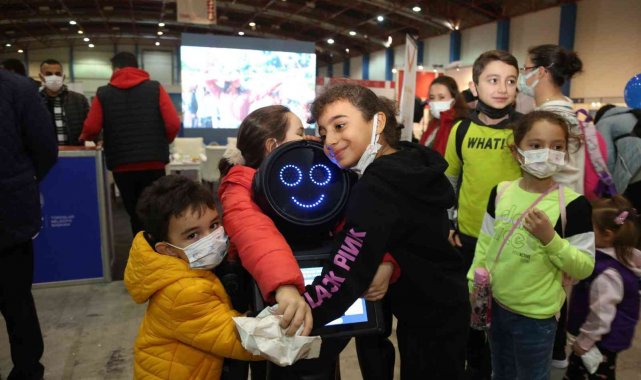 Toroslar Belediyesinin mini ada robotu Mersin Bilim Şenliği&#039;nin gözdesi oldu