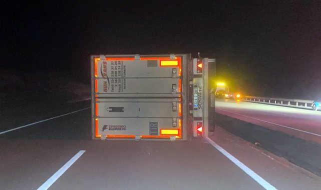 Tosya D-100 karayolunda tır devrildi: 1 yaralı