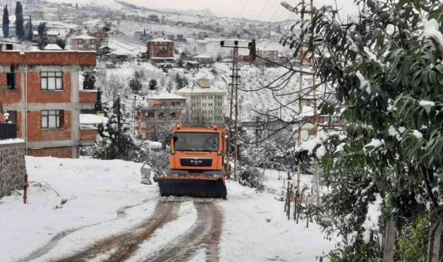 Trabzon'da 15 mahalle yolu kar nedeniyle ulaşıma kapandı