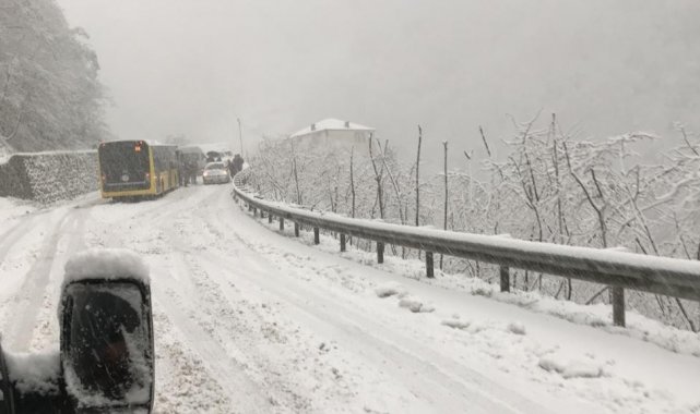 Trabzon&#039;da araçlar yolda mahsur kaldı