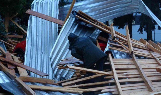 Trabzon&#039;da fırtınanın bilançosu gün ağarınca ortaya çıktı