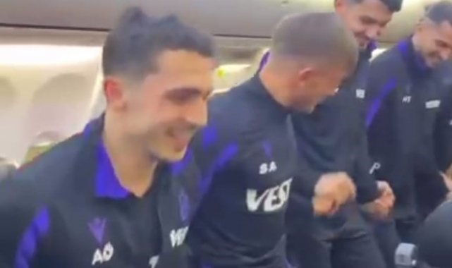 Trabzonsporlu futbolculardan uçakta horon ve kolbastı