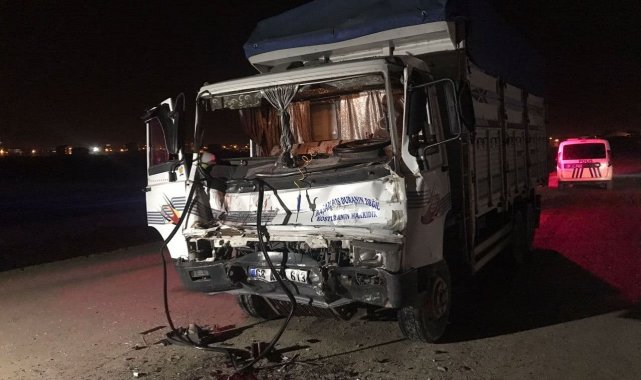 Trafiğe kapalı yolda kamyonetle seyreden alkollü 3 kuzen iş makinesine çarptı: 3 yaralı