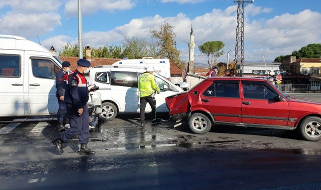 Trafik ışıklarında bekleyen araçlara çarptı