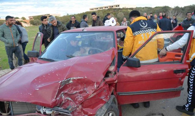 Trafik kazasında otomobilin içinde sıkışan sürücüyü itfaiye kurtardı