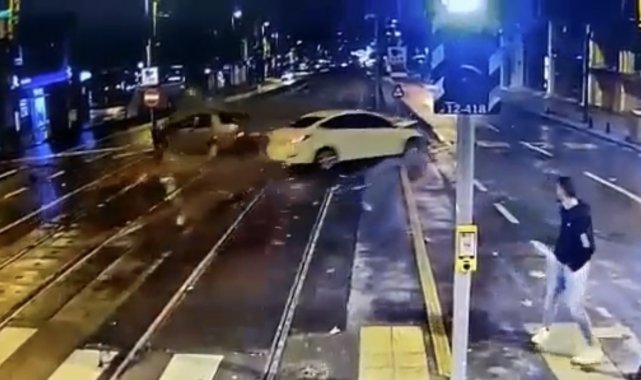 Tramvay yolunda akıl almaz kaza kamerada: Saniyelerle ölümden döndü