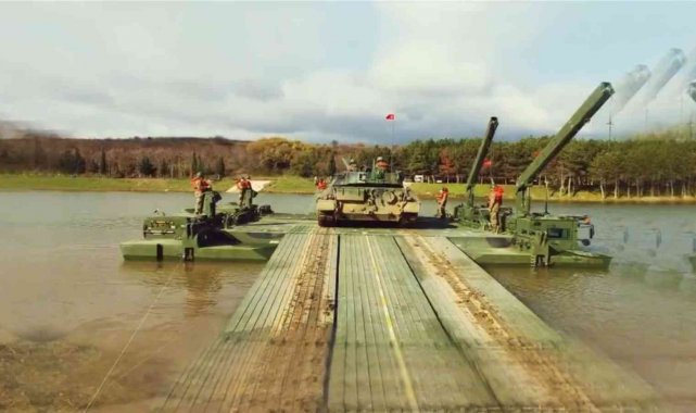 TSK'nın gösterisi nefes kesti: Askeri araçlar göletten yüzerek geçti