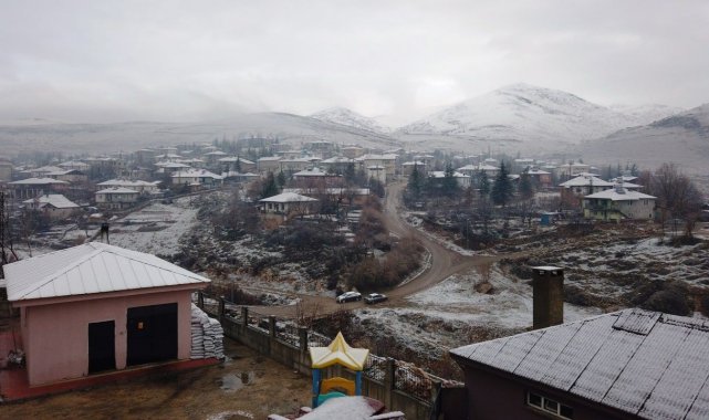 Tufanbeyli'de mevsimin ilk karı yağdı
