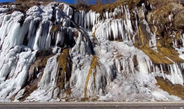 Tunceli&#039;de havalar soğudu, &#039;Ağlayan Kayalar&#039; buz tuttu