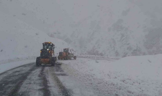 Tunceli&#039;de kapalı bulunan 86 köy yolunu ulaşıma açma çalışmaları sürüyor