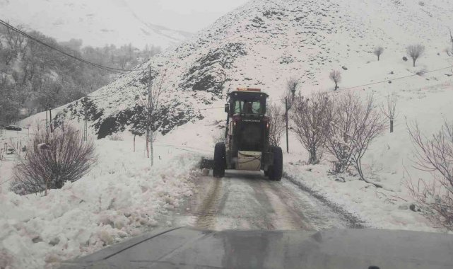 Tunceli'de karla mücadele çalışmaları sürüyor