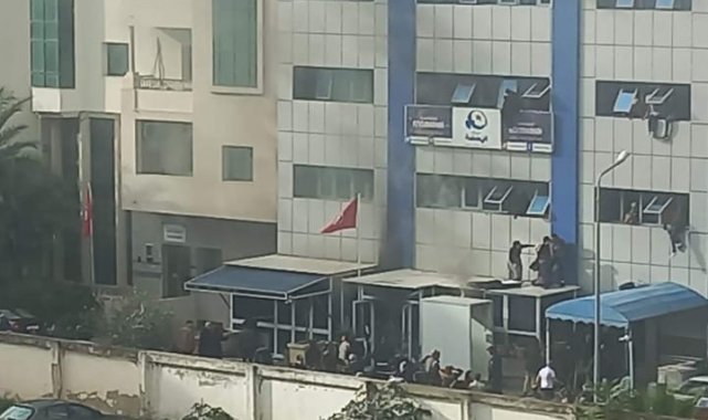 Tunus'ta Ennahda Partisi Genel Merkezinde yangın: Canlarını kurtarmak için pencereden atladılar
